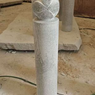 德阳 芝麻白花岗岩石材挡车石柱、停车柱、圆柱挡车柱、方柱挡车柱等