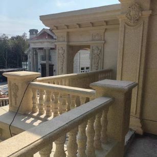 德阳 黄金麻别墅外墙干挂雕花配合阳台栏杆花瓶柱