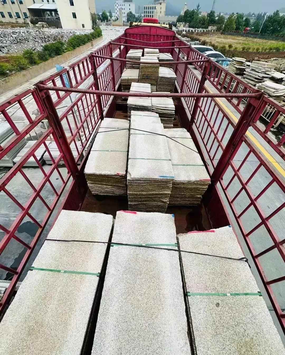 德阳 黄金麻花岗岩荔枝面，光面毛板装车完成