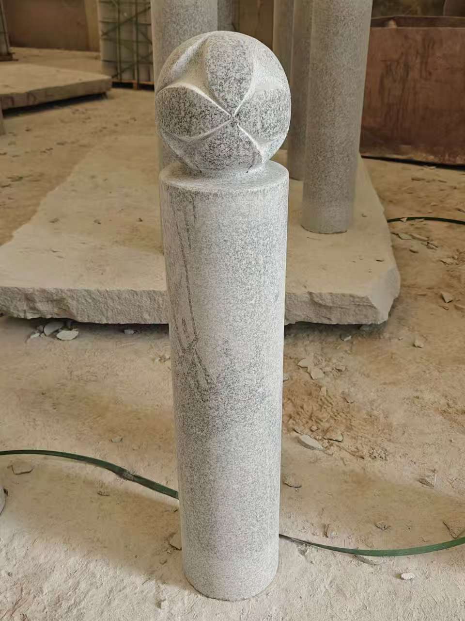 德阳 芝麻白花岗岩石材挡车石柱、停车柱、圆柱挡车柱、方柱挡车柱等