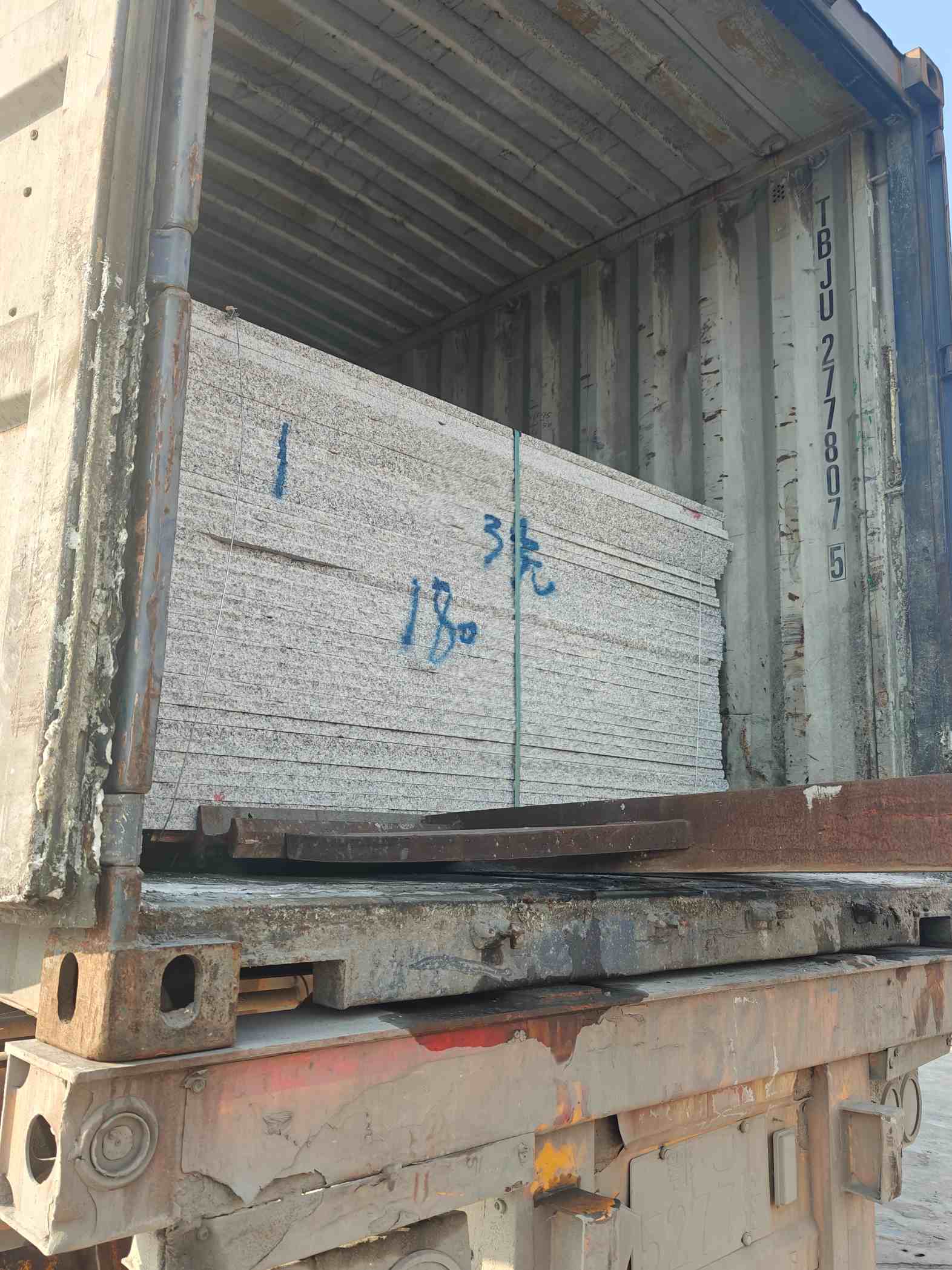 德阳 芝麻白花岗岩石材3.0公分光面毛板装柜出货