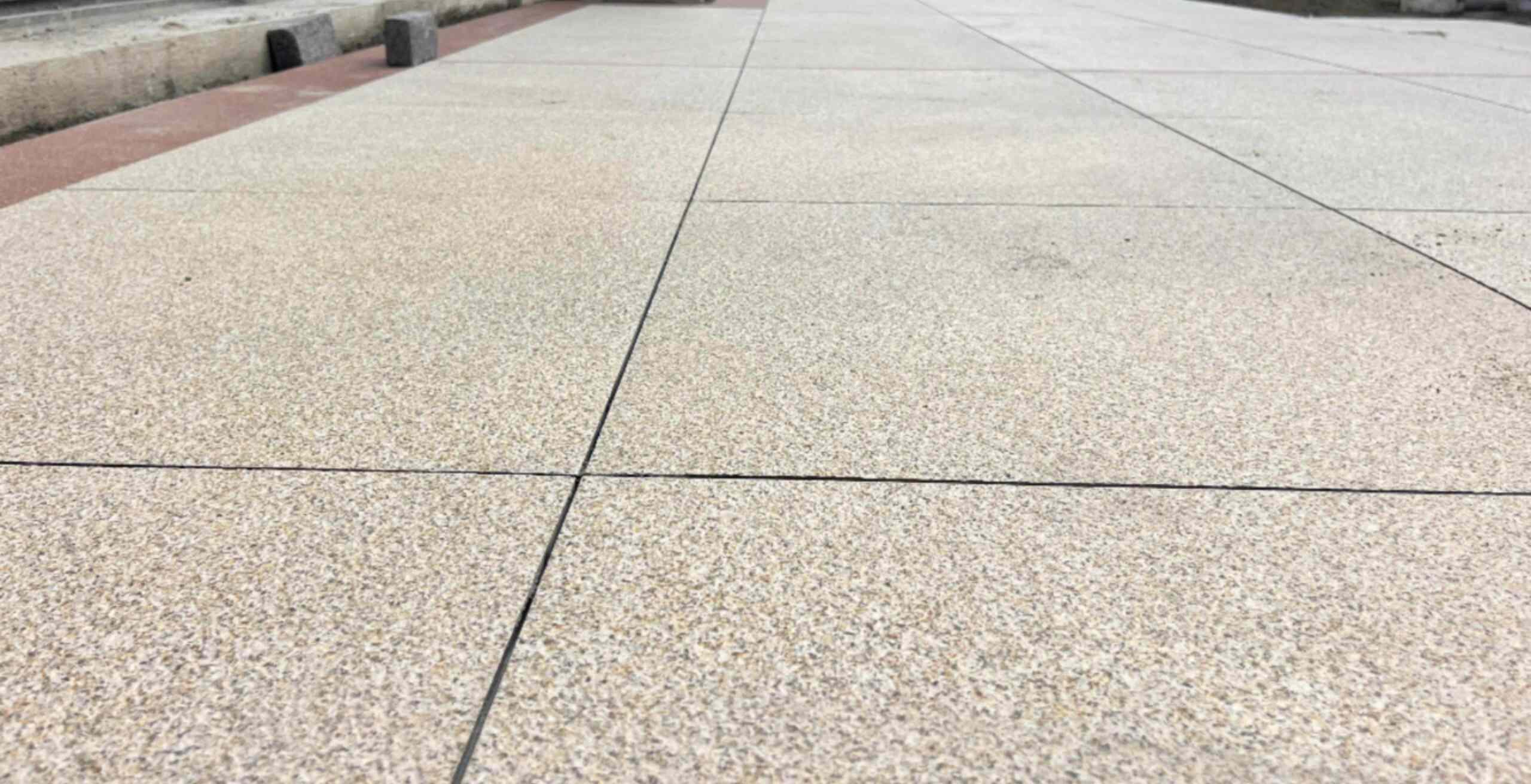 德阳 黄金麻花岗岩石板材荔枝面地面铺装效果