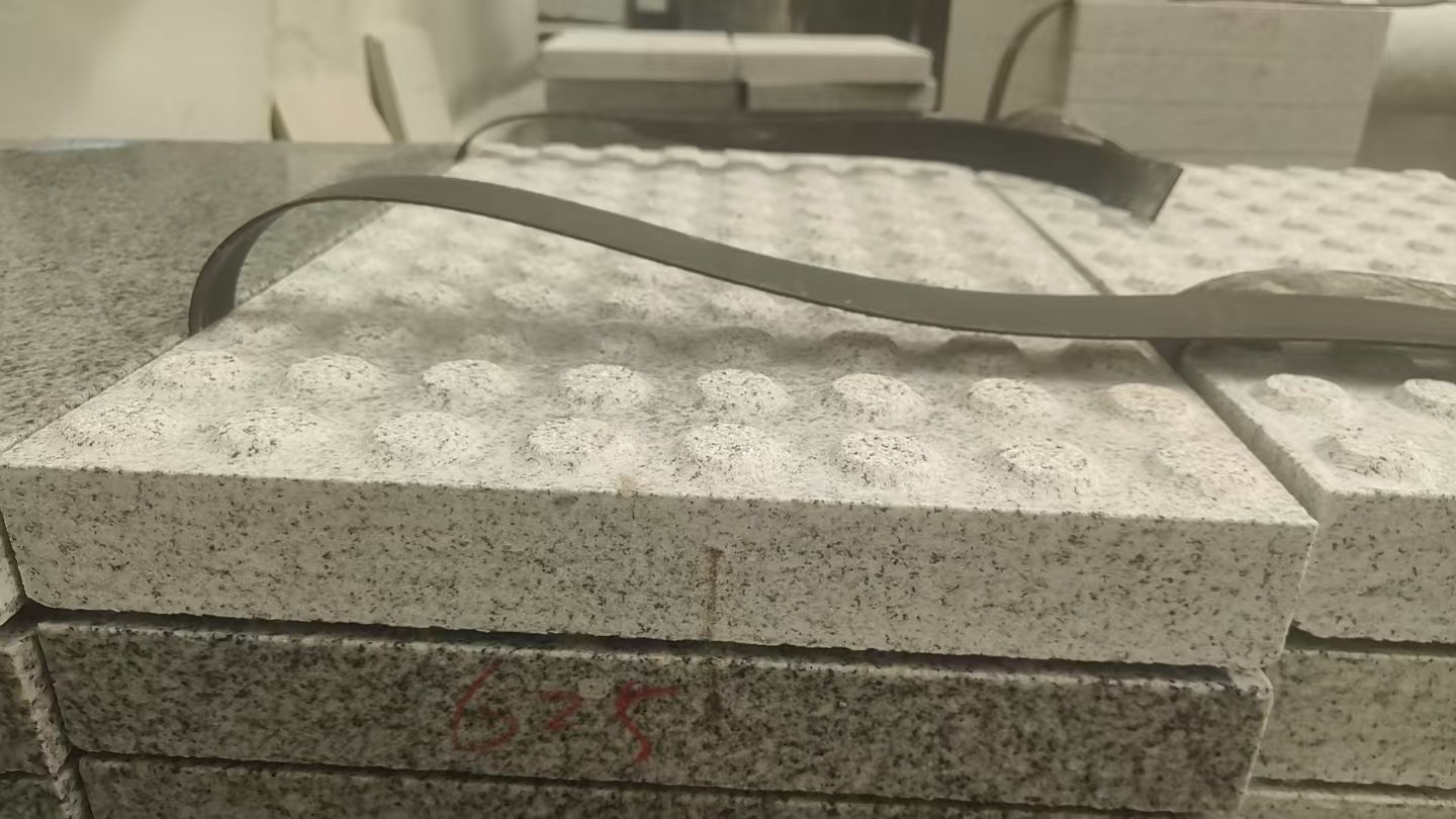 德阳 芝麻白花岗岩6.0公分荔枝面五轴加工雕刻盲点