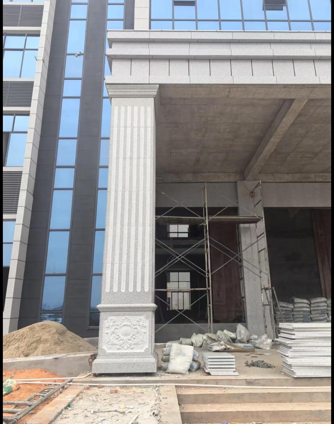 德阳 芝麻白光面花岗岩门楼大柱（罗马柱）配雕花底座