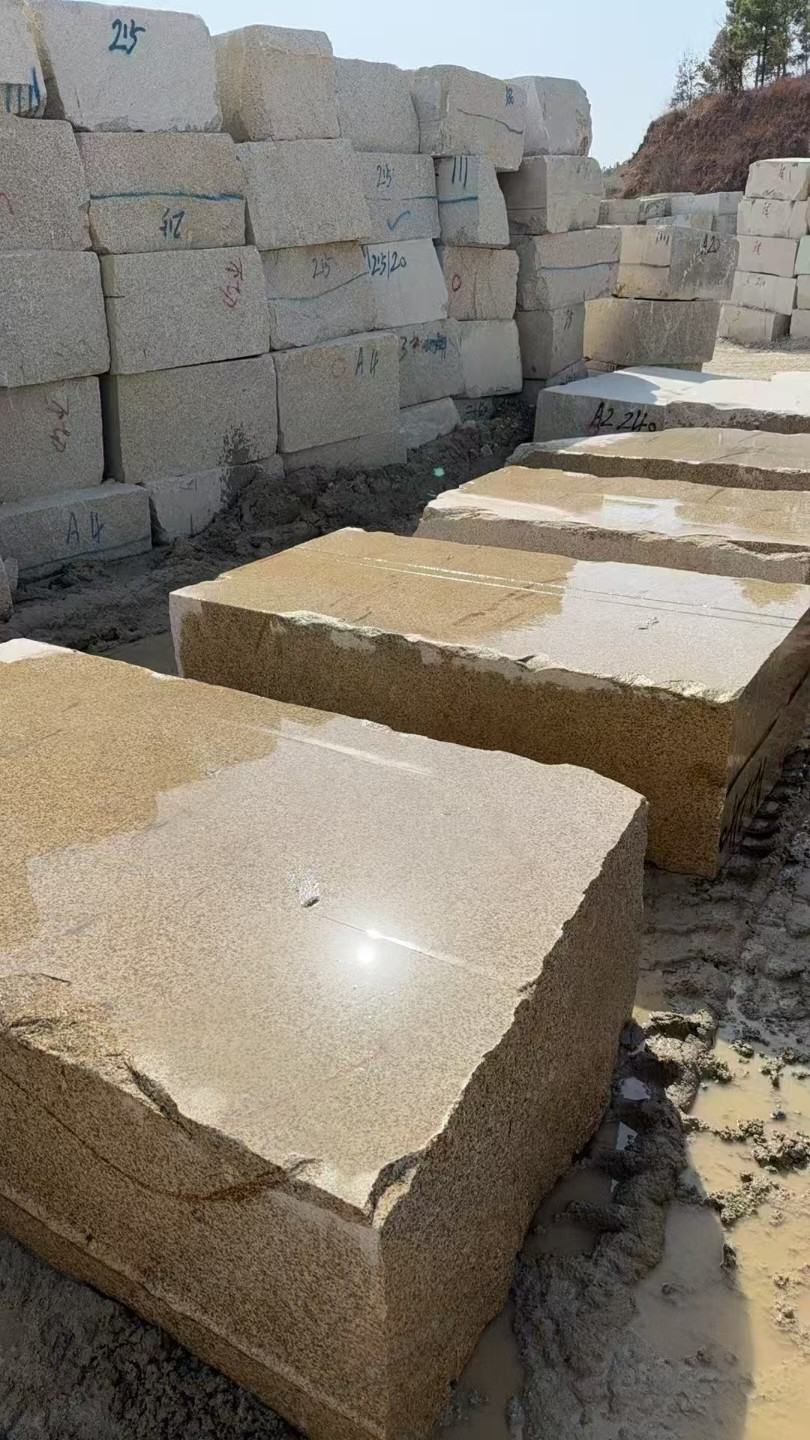 德阳 黄金麻方料堆场洗料分选中，原材料充足