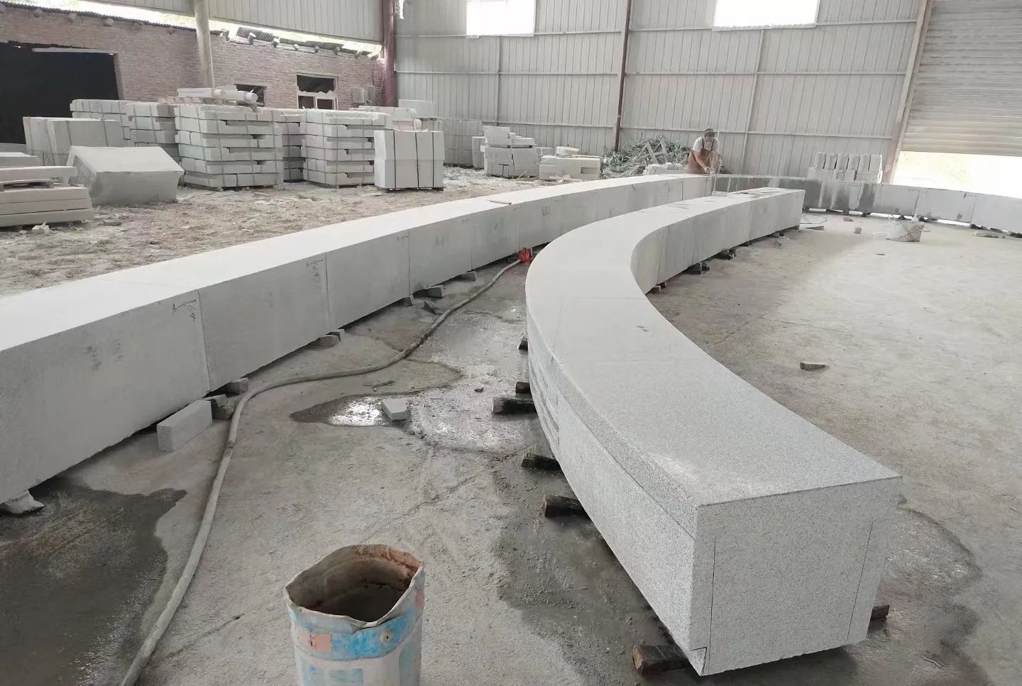 德阳芝麻白花岗岩石板材 园林光面弧形坐凳