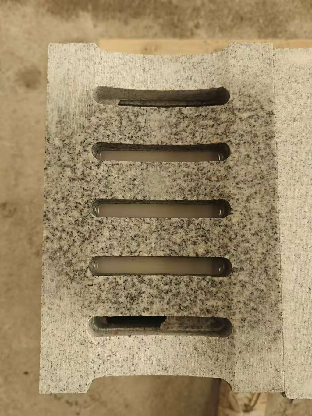 德阳 芝麻白拉丝面花岗岩U型开槽排水槽