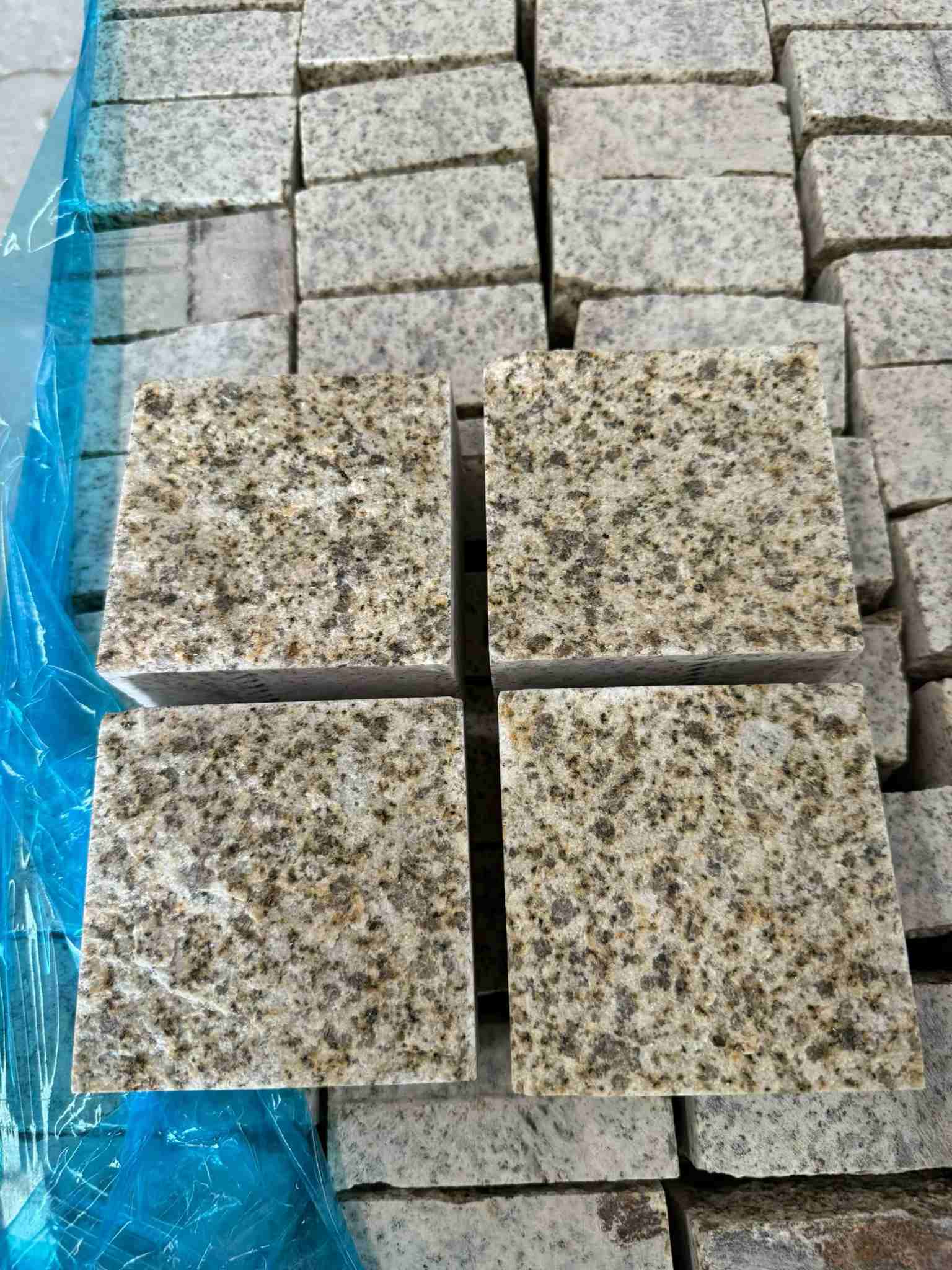 德阳 黄金麻花岗岩自然面小方块，弹石，马蹄石等