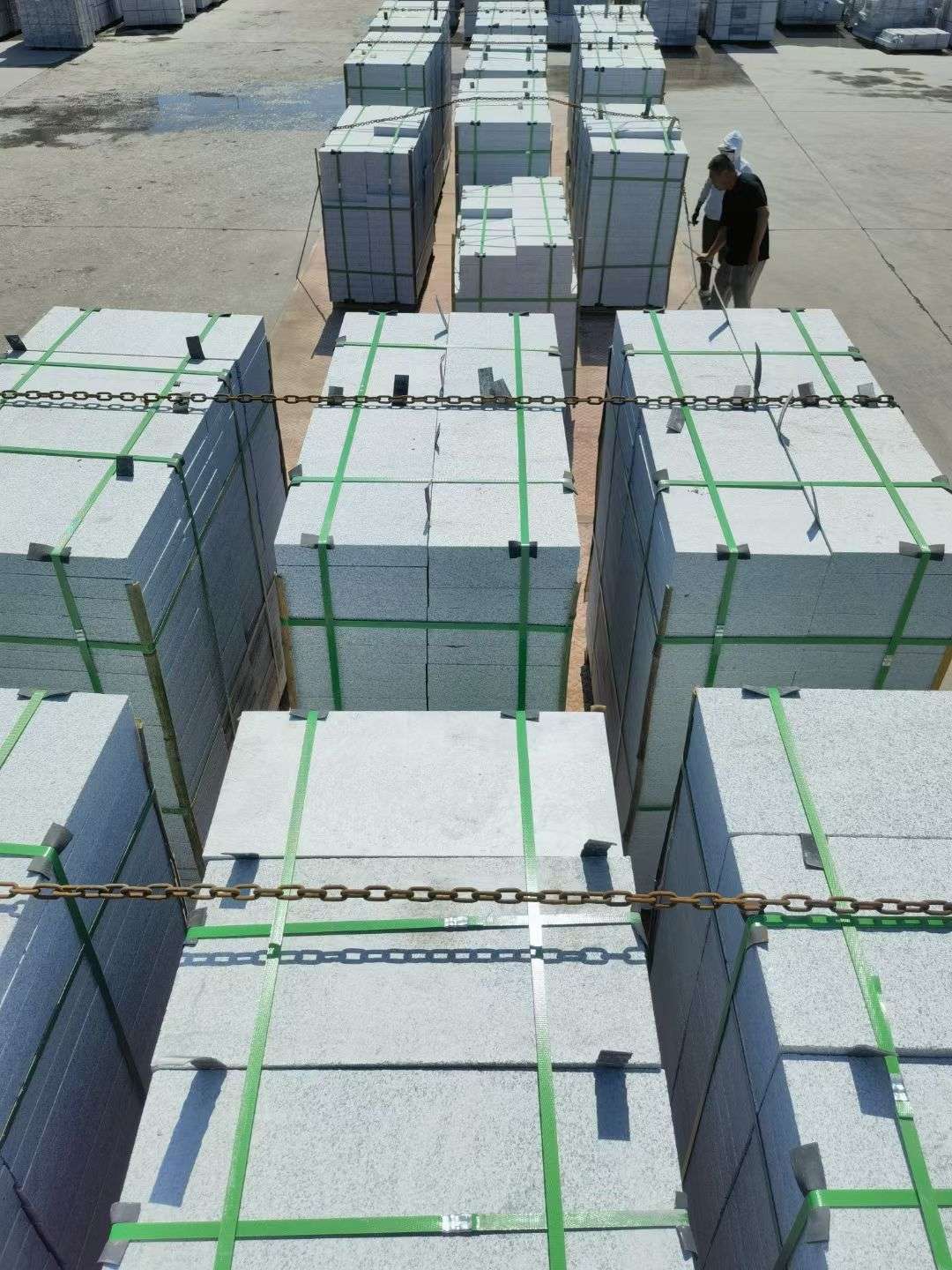 德阳 芝麻白花岗岩5公分地铺石 花岗岩厂家工厂装车日常