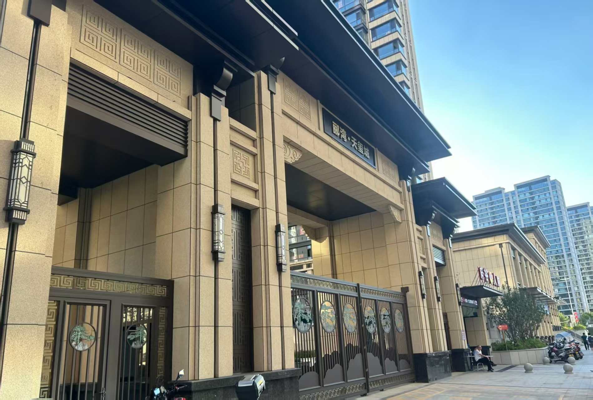 德阳 黄金麻花岗岩荔枝面小区门楼外墙干挂