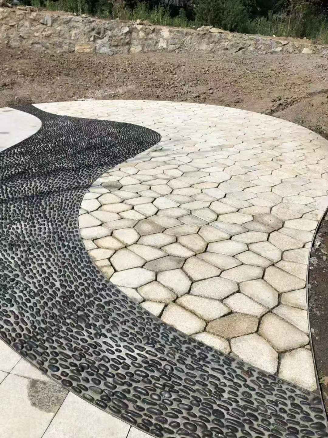 德阳 黄金麻冰裂纹地铺石工地铺装案例