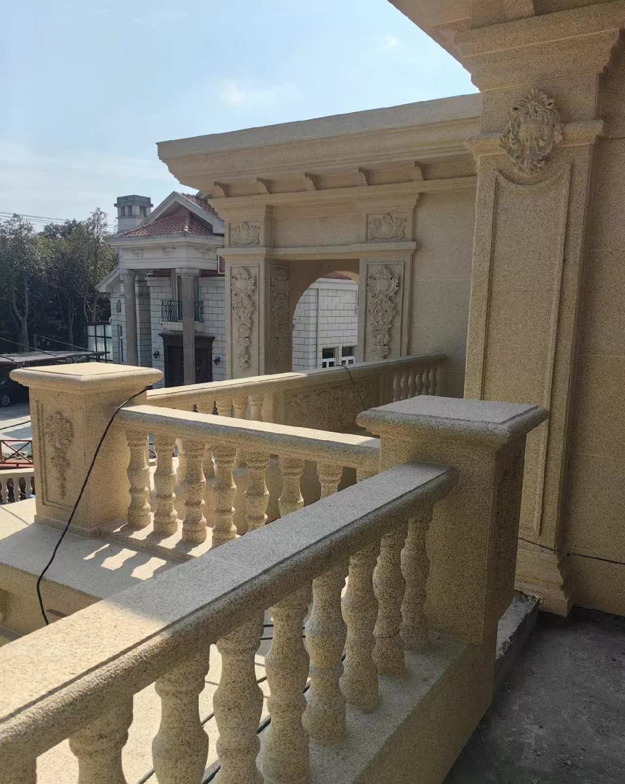 德阳 黄金麻别墅外墙干挂雕花配合阳台栏杆花瓶柱