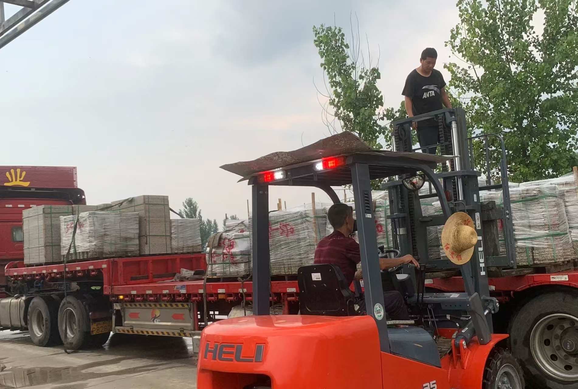 德阳 黄金麻冰裂纹，地铺石装车