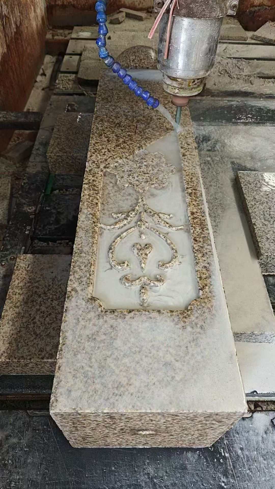 德阳 黄金麻花岗岩异形加工雕刻栏杆大柱