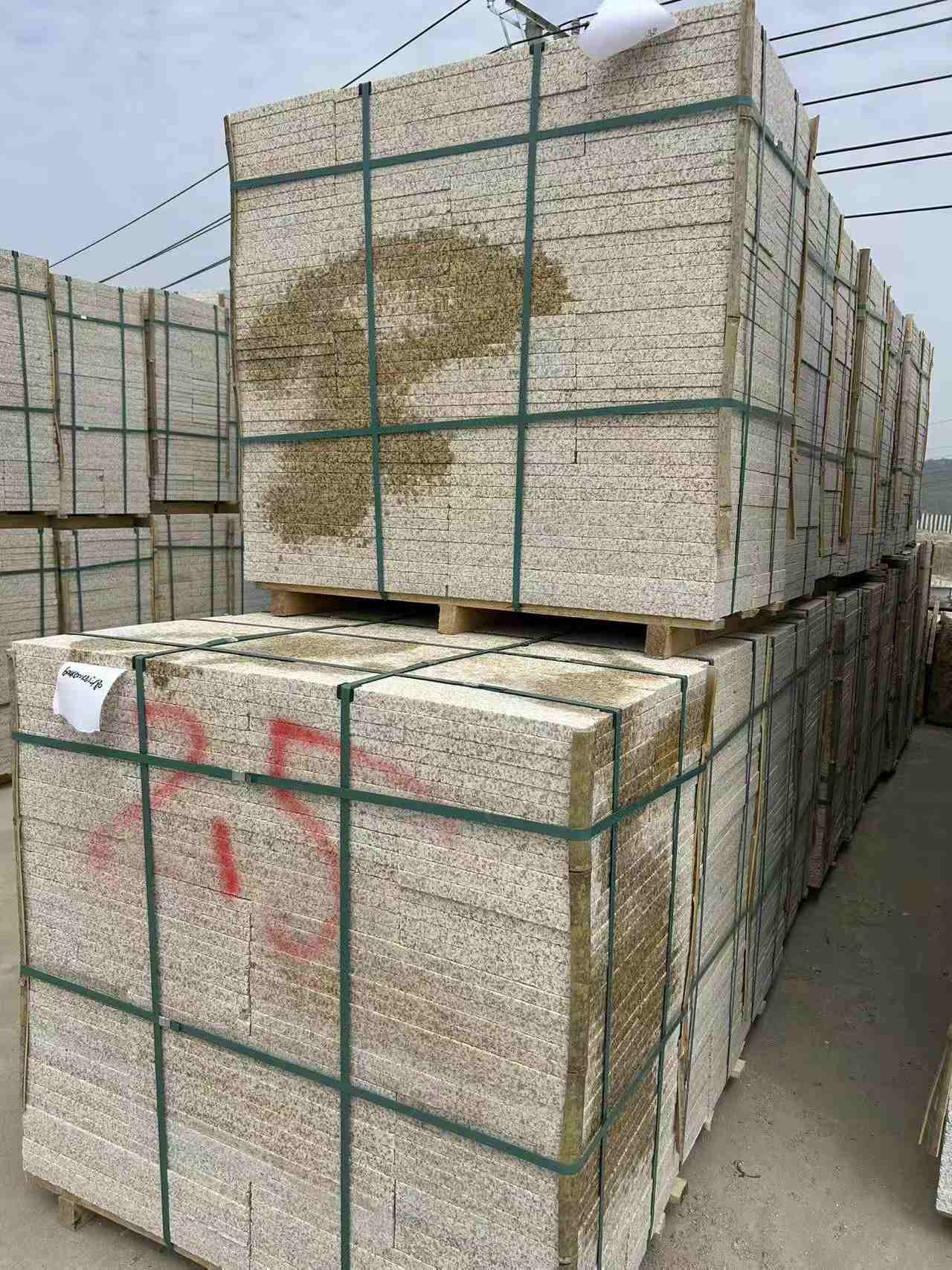 德阳 黄金麻花岗岩石材荔枝面地铺石2.5*300*600