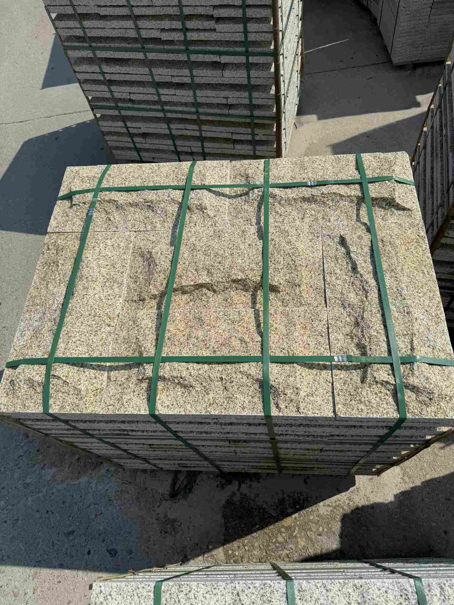 德阳 黄金麻花岗岩石材自然面蘑菇石成品