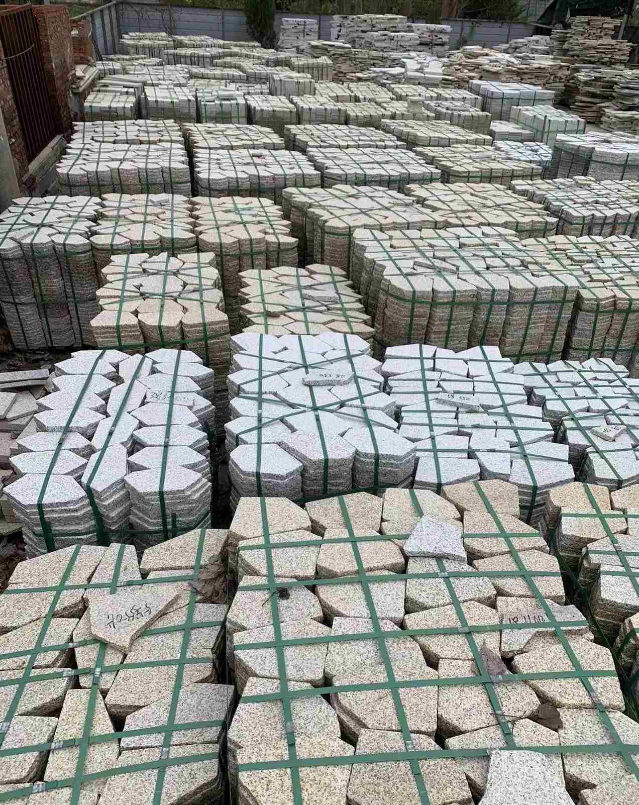 德阳 黄金麻白麻花岗岩荔枝面地铺石(冰裂纹)