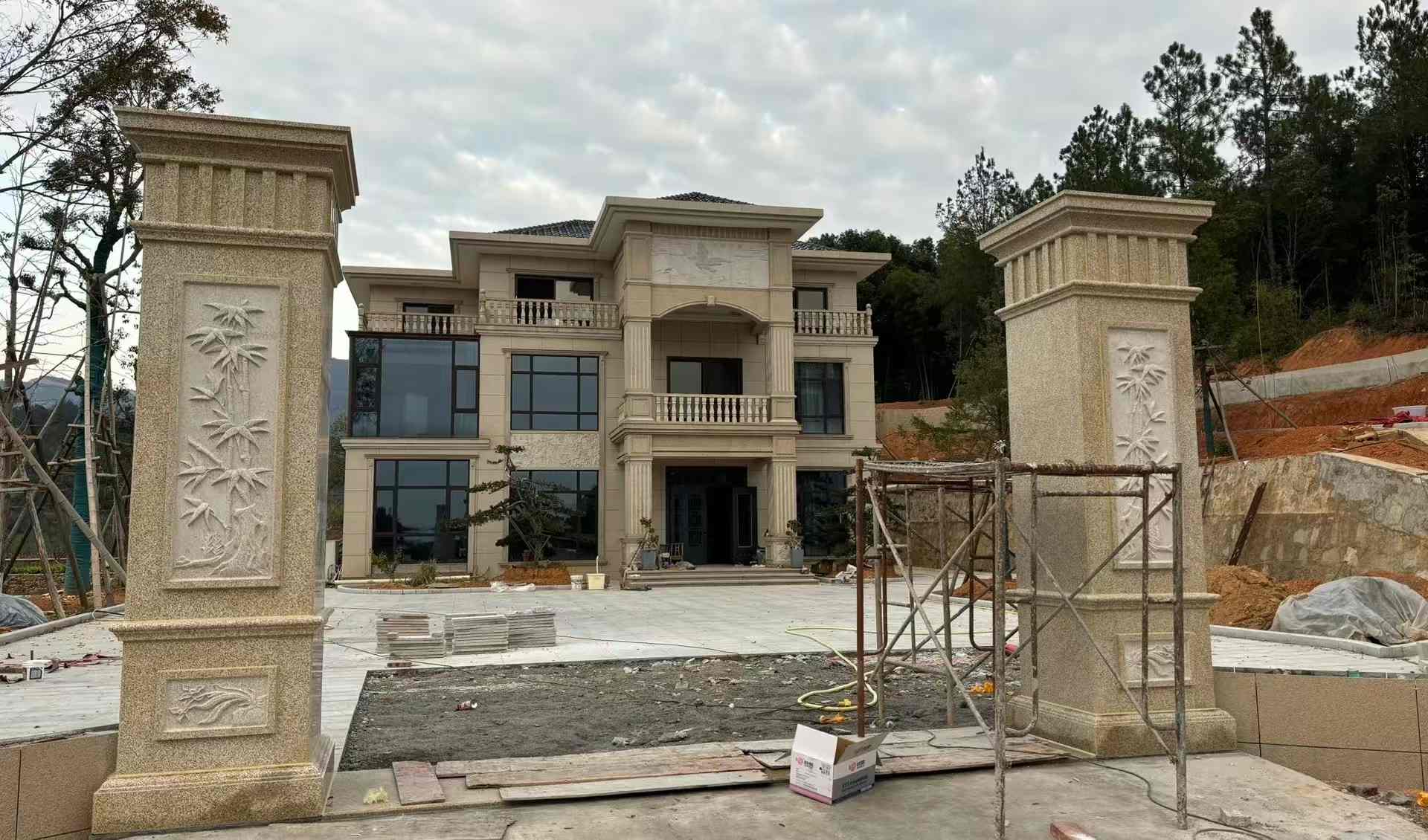 德阳 黄金麻花岗岩别墅雕花外墙干挂配上门口雕花罗马柱